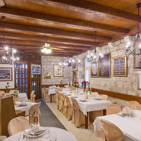 Sorgo Palace Pensión 4*