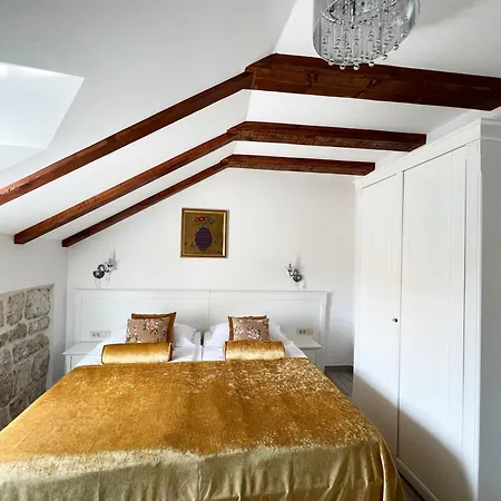 Sorgo Palace Pensión 4*